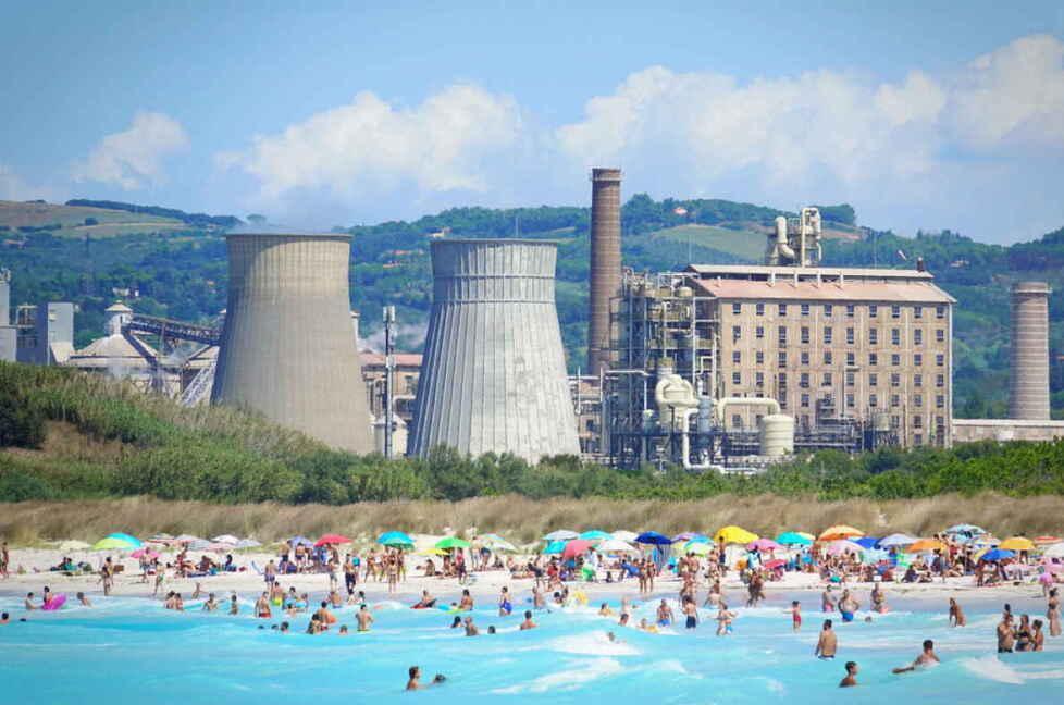 Polemica attorno allo stabilimento Solvay di Rosignano: lo stabilimento che "crea" le spiagge bianche