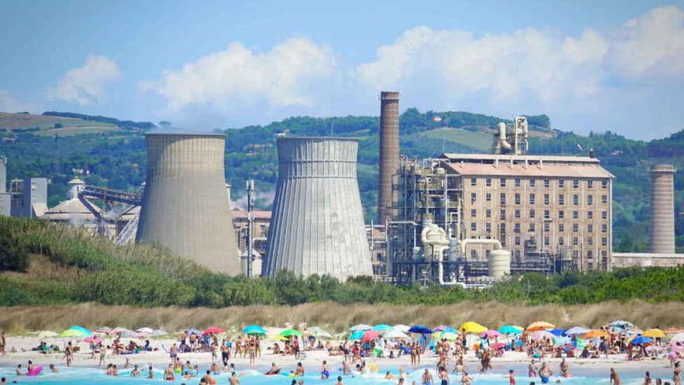 Polemica attorno allo stabilimento Solvay di Rosignano: lo stabilimento che "crea" le spiagge bianche