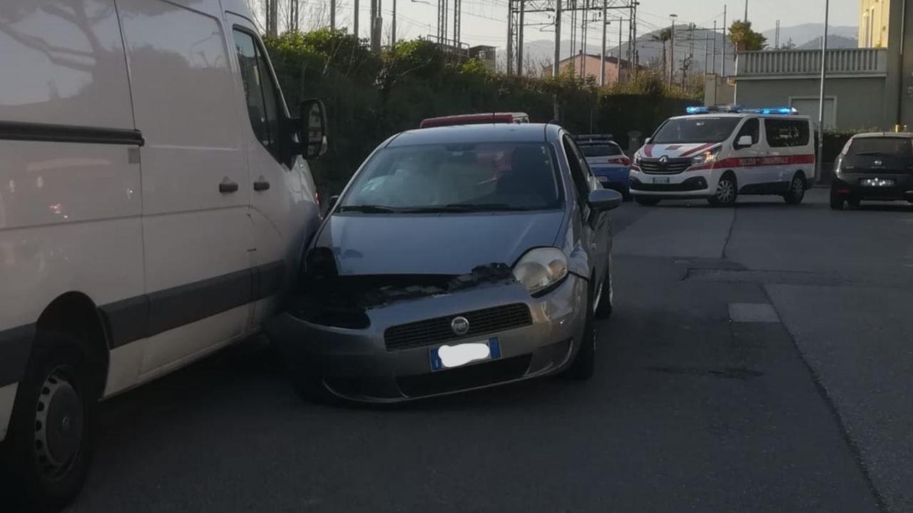 La Fiat Punto senza una ruota che ha provocato due incidenti