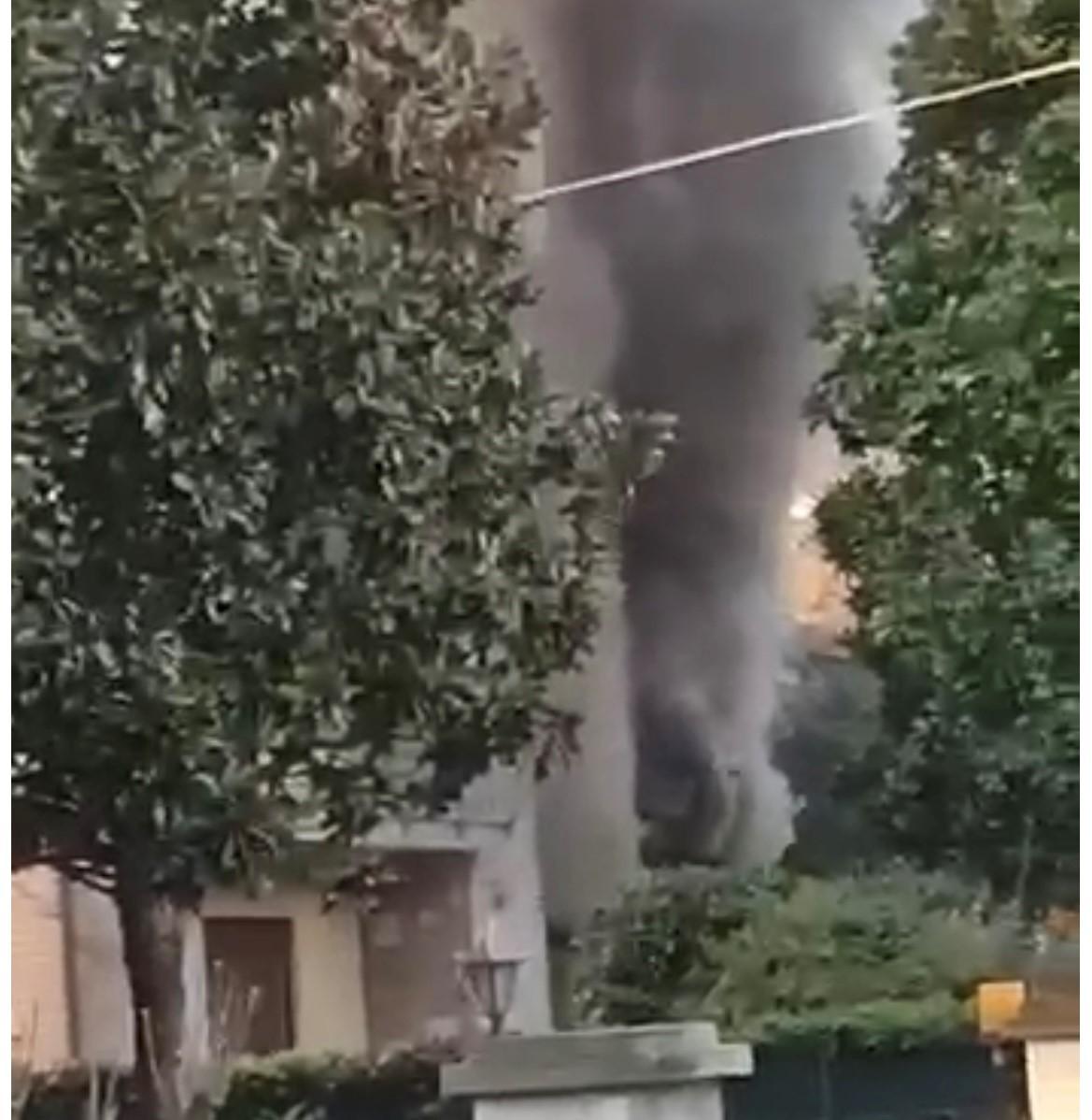 Il fumo nero che esce dalla finestra della palazzina di via Tassoni