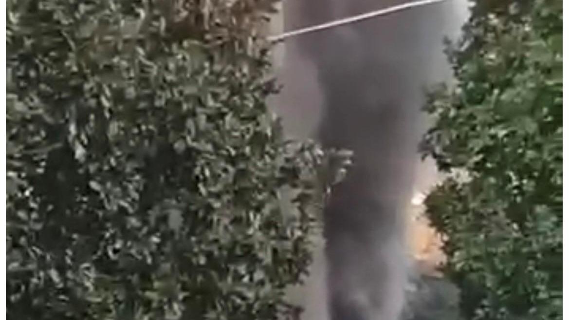 Il fumo nero che esce dalla finestra della palazzina di via Tassoni