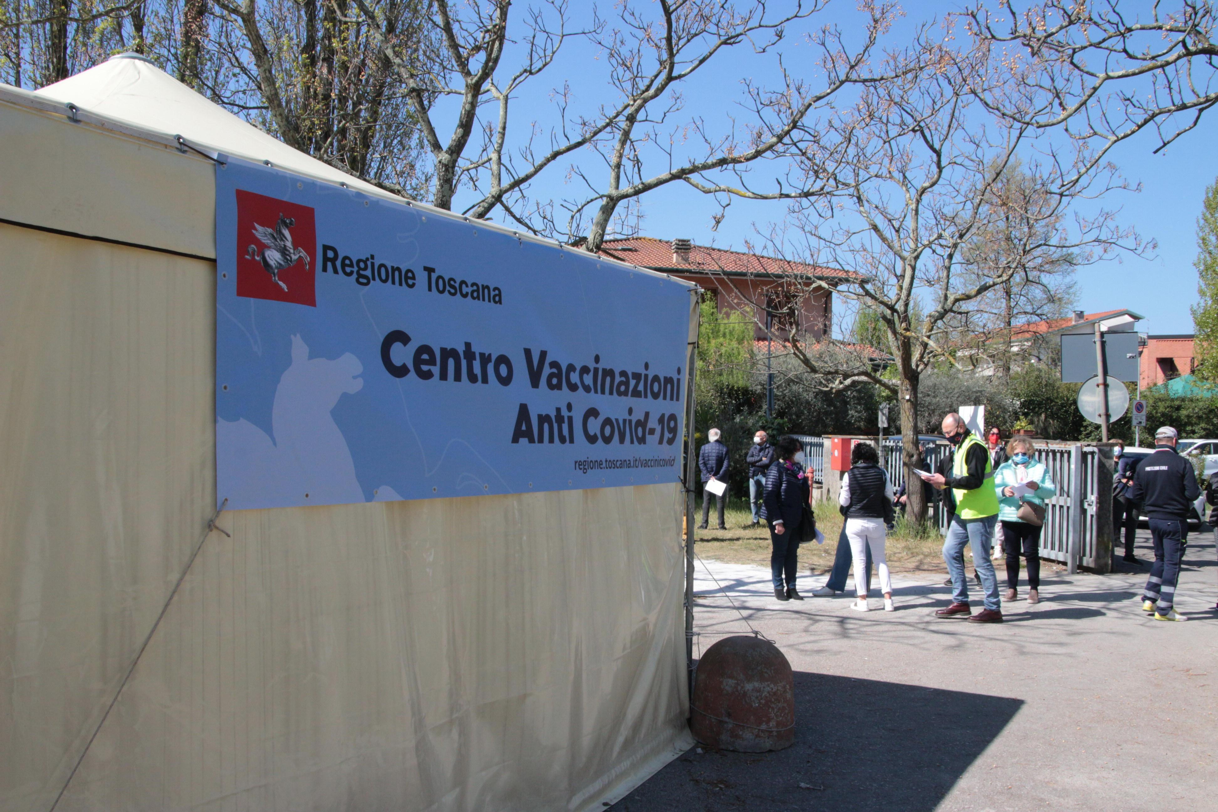 Terza dose, crollo delle somministrazioni: sedicimila persone “scoperte” in Versilia 