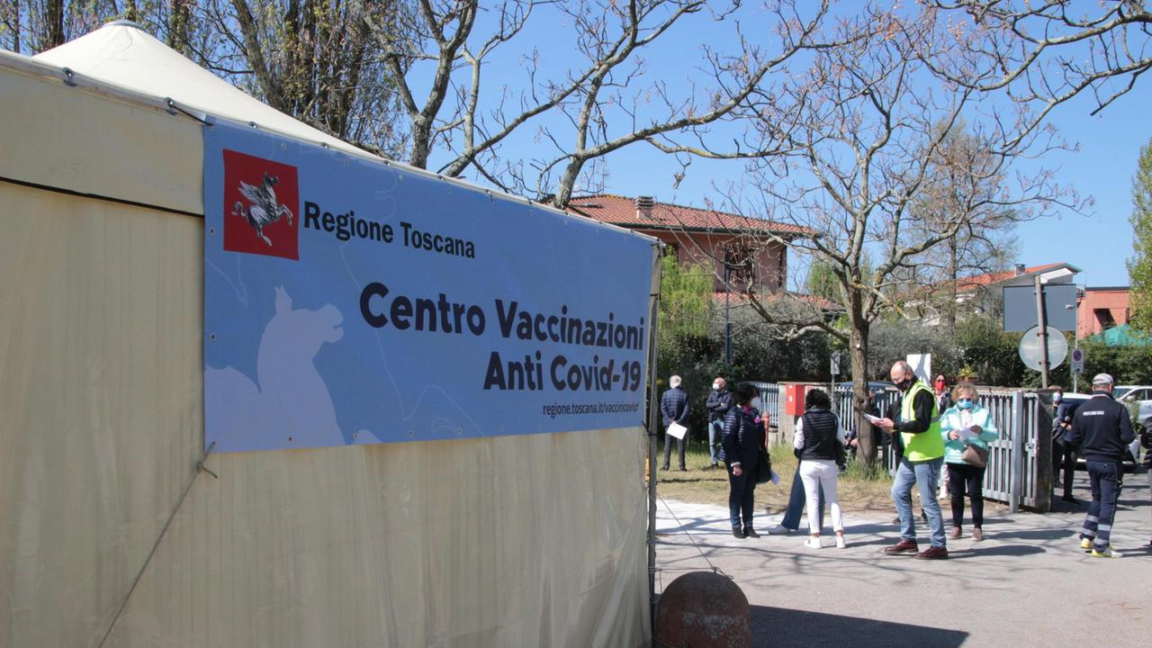 Terza dose, crollo delle somministrazioni: sedicimila persone “scoperte” in Versilia