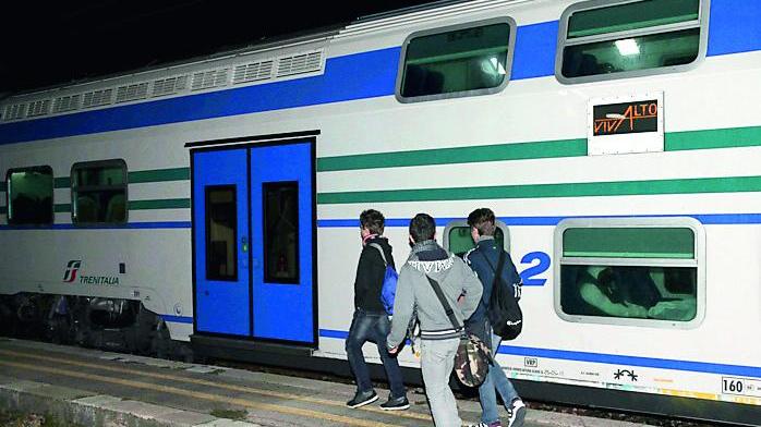 Due mesi di lavori sulla linea ferroviaria Viareggio-Lucca: treni dirottati su Pisa e bus sostitutivi