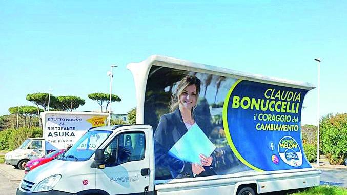Elezioni a Camaiore, lo scatto di Bonuccelli: in città ecco i manifesti per la candidatura a sindaca