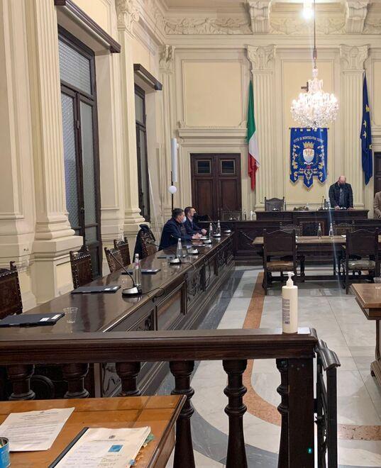 I banchi della maggioranza vuoti nel consiglio di venerdì