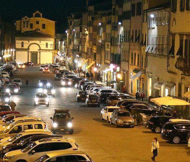 Immagine notturna di piazza Mazzini, “cuore” della Città dei fiori