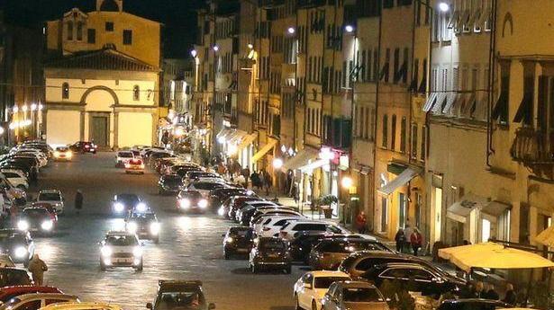 Immagine notturna di piazza Mazzini, “cuore” della Città dei fiori