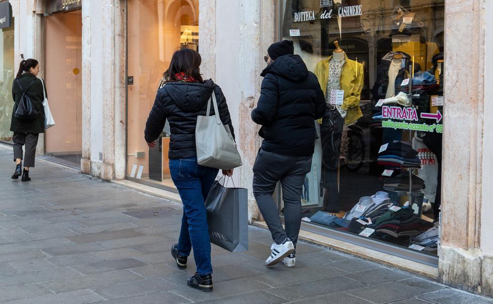 La spending review delle famiglie: i tagli? A vestiti, vacanze e ristorante 