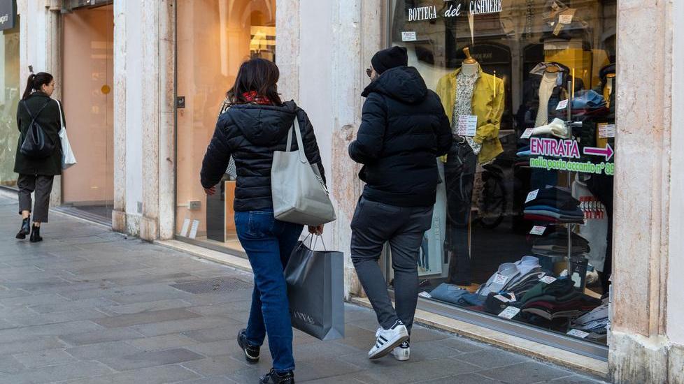 La spending review delle famiglie: i tagli? A vestiti, vacanze e ristorante