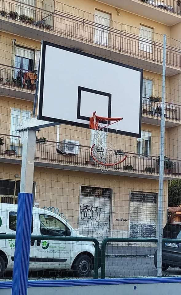I canestri segati nel campino di piazza Lulli