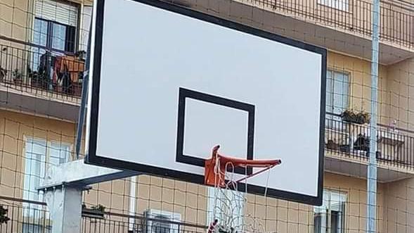 I canestri segati nel campino di piazza Lulli
