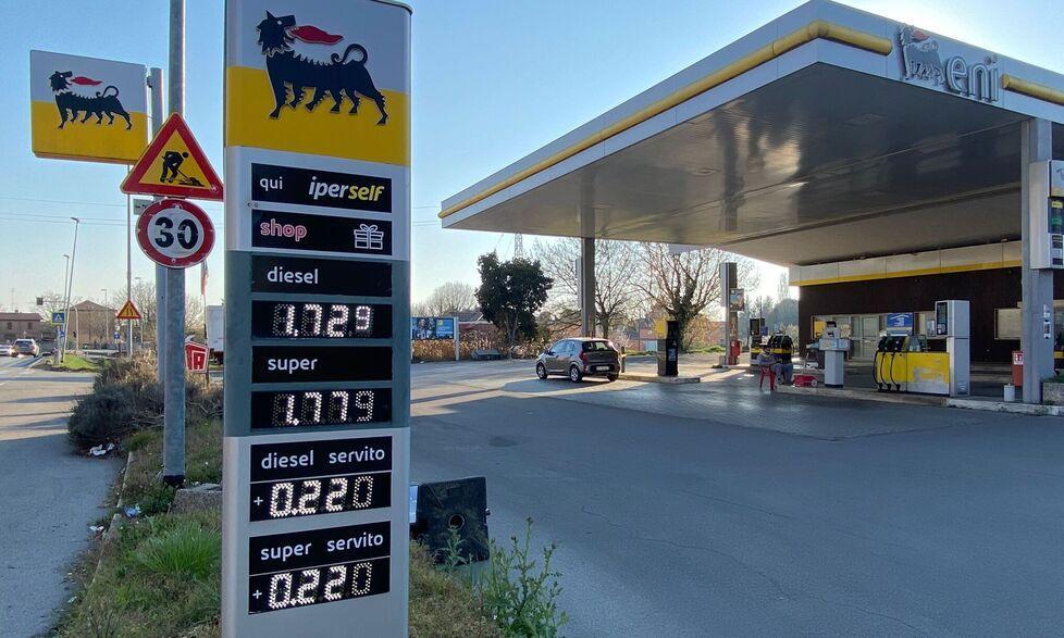 Ferrara, i prezzi dei carburanti sono diminuiti ma si indaga ancora sulle speculazioni 