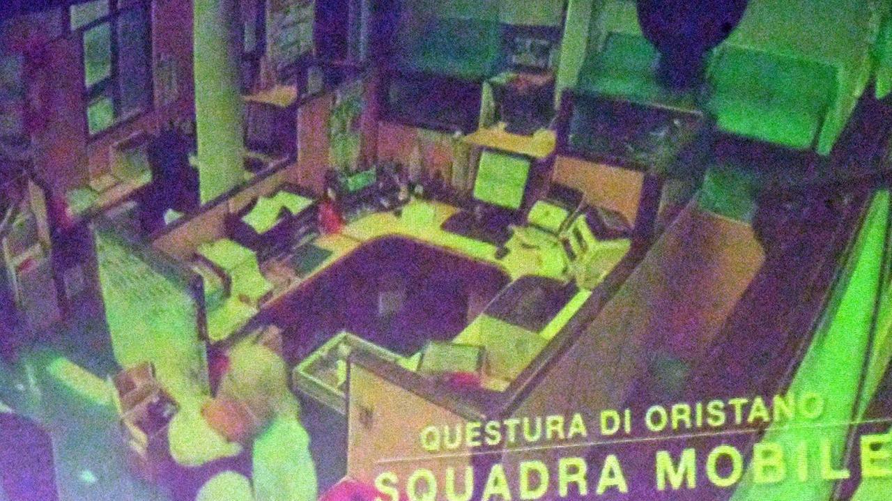 Un'immagine tratta dal filmato delle telecamere della rapina all'istituto bancario di Donigala Fenughedu