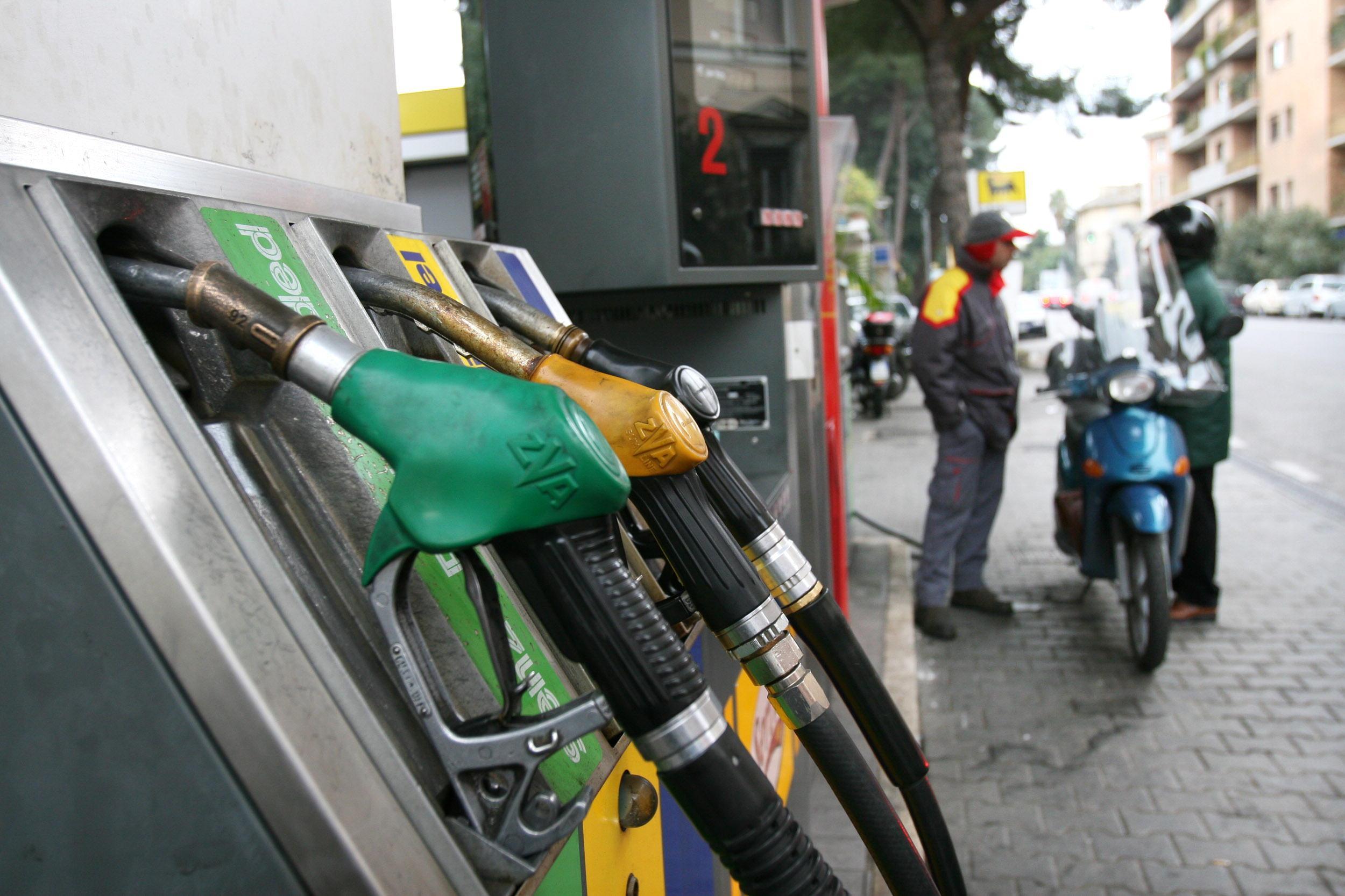 Arriva il taglio delle accise del carburante, ecco i 20 distributori dove si risparmia a Pisa e provincia