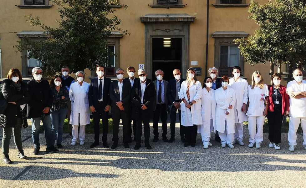 I rappresentanti delle istituzioni in visita ieri all’ospedale insieme al personale