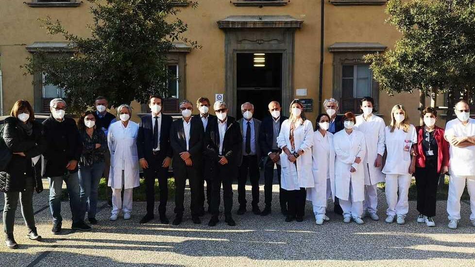 I rappresentanti delle istituzioni in visita ieri all’ospedale insieme al personale