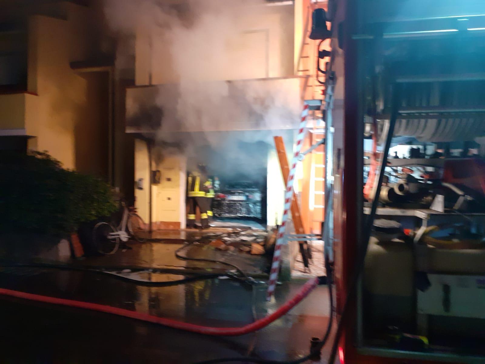 Codigoro, incendio in un garage: vigili del fuoco al lavoro