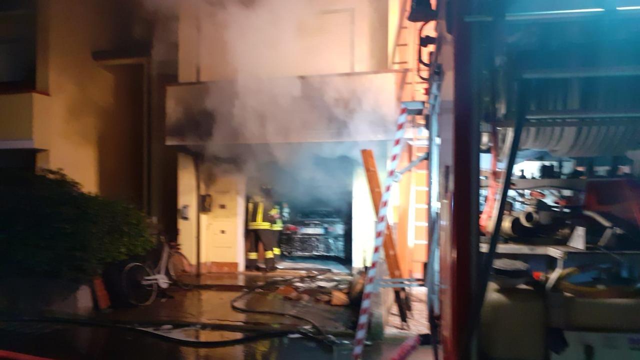 Codigoro, incendio in un garage: vigili del fuoco al lavoro