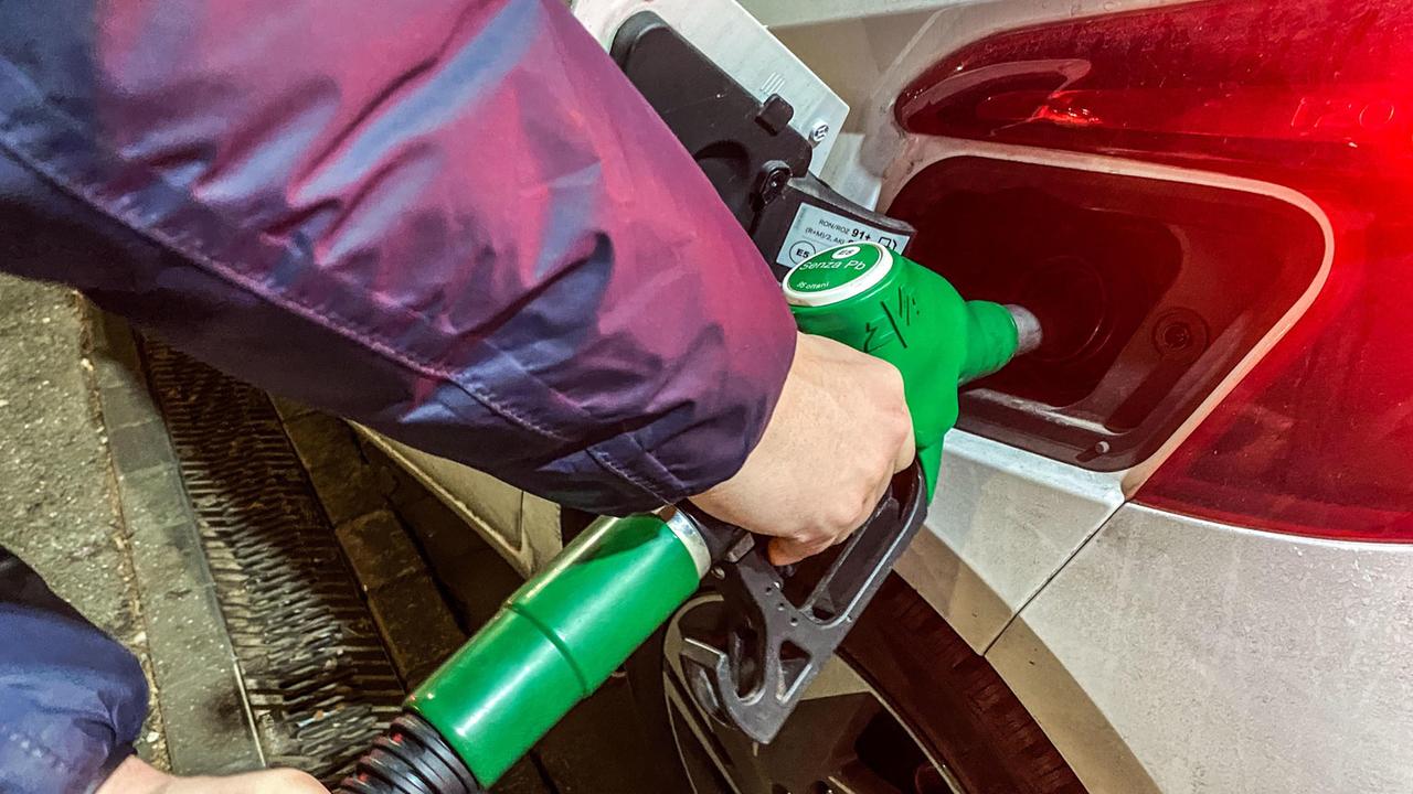 Cala il prezzo per il carburante anche nell'Empolese Valdelsa: benzina e diesel sotto 1,8 euro
