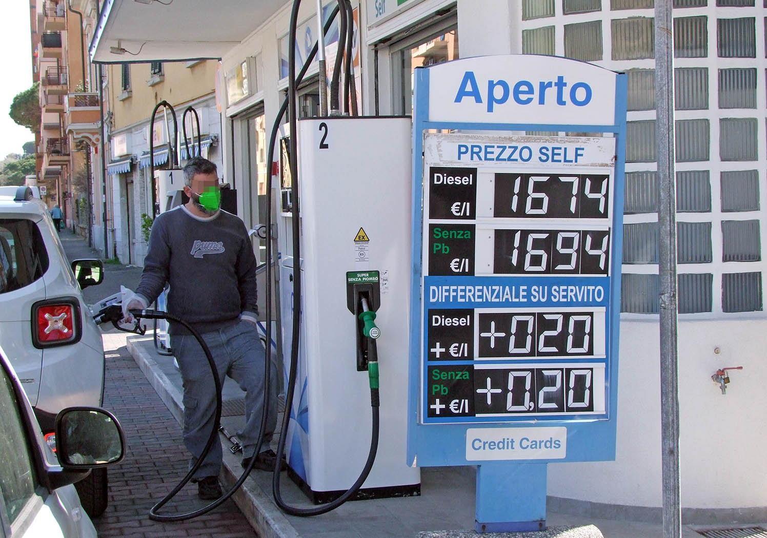 Piombino, prezzi in discesa per benzina e gasolio: all’Aci e all’Ip le tariffe più convenienti 