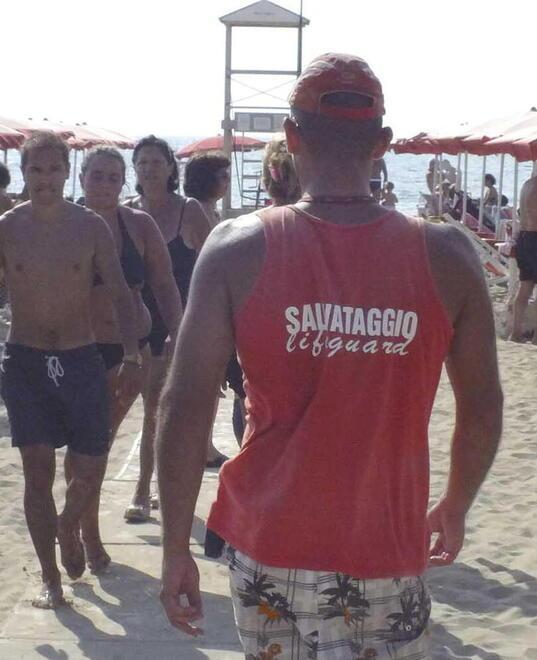 Stipendi bassi, contratti brevi. Bagnini e camerieri “in fuga” anche da Calambrone e Tirrenia 