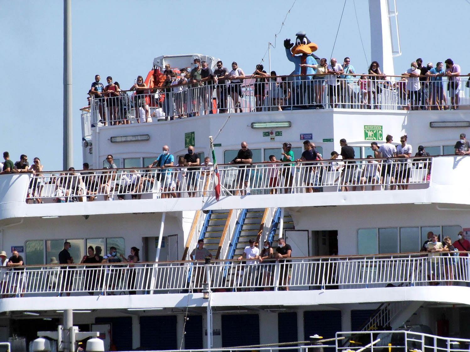 Turisti su un traghetto in partenza per l’isola d’Elba