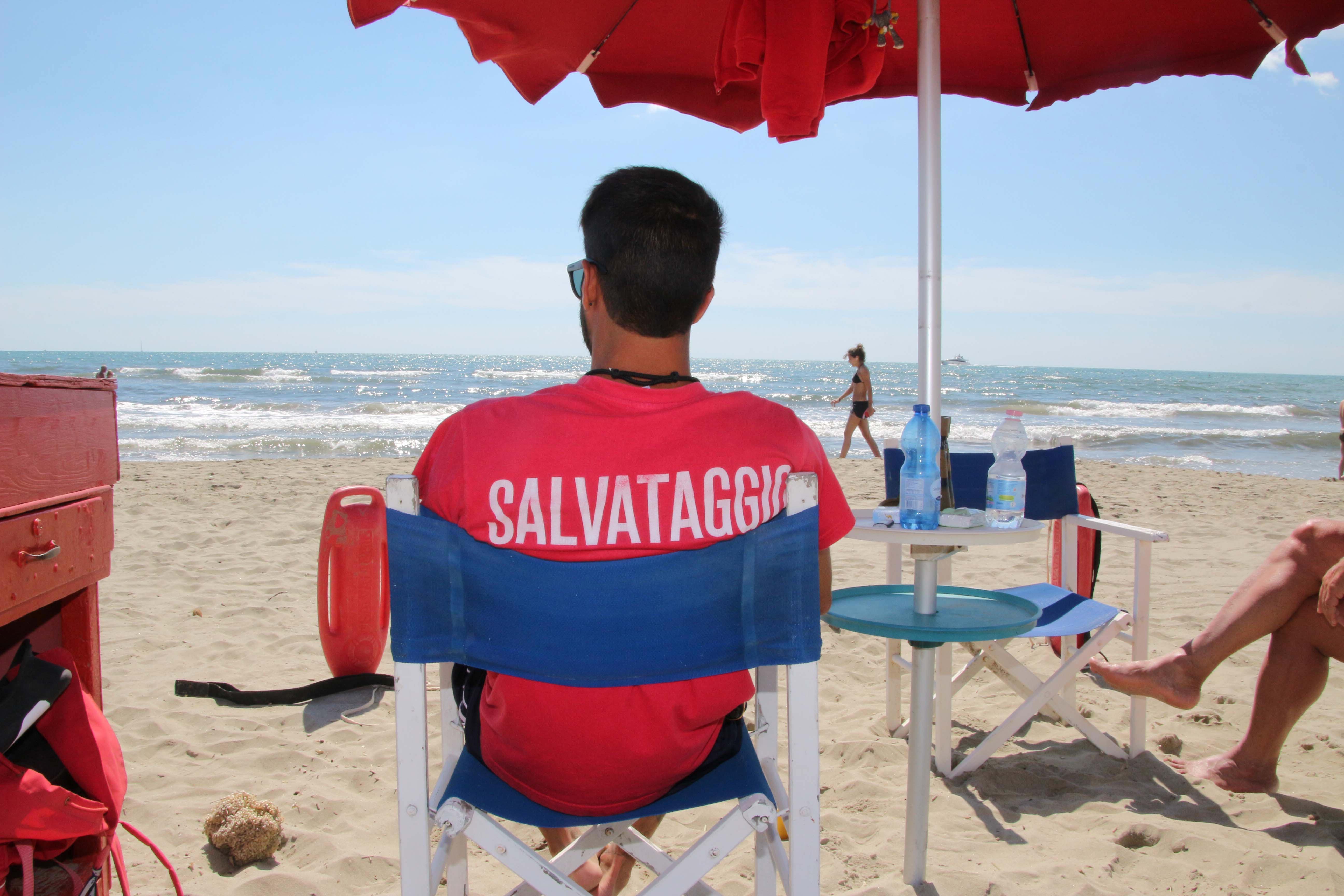«Pagato 4 euro all’ora, ho detto basta»: bagnino di Viareggio cambia lavoro dopo 40 anni