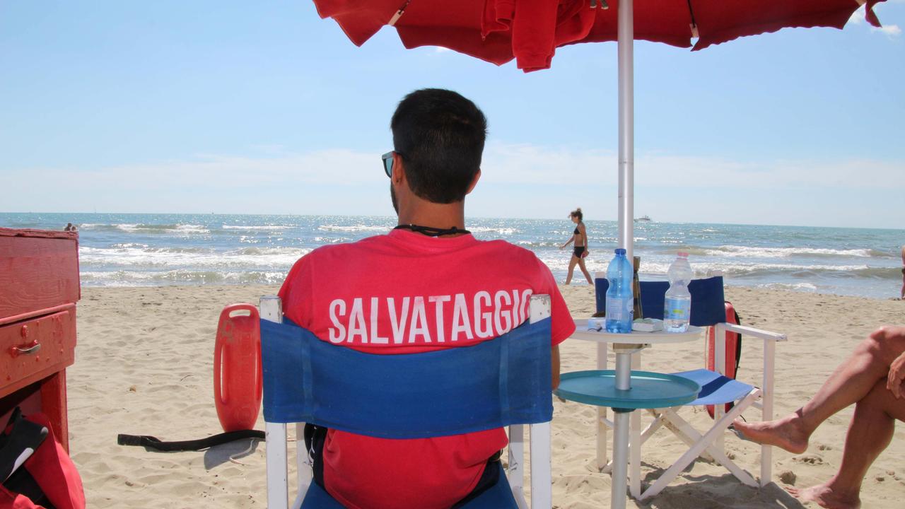 «Pagato 4 euro all’ora, ho detto basta»: bagnino di Viareggio cambia lavoro dopo 40 anni