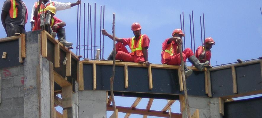 Un cantiere edile (foto archivio)
