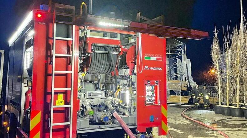 L’intervento dei vigili del fuoco nel vivaio di via Guido Rossa (Foto Vigili del Fuoco)