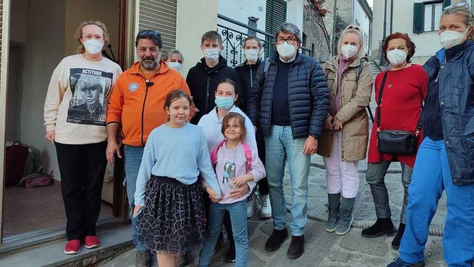 I profughi ucraini con il sindaco di Marliana Marco Traversari e il presidente della Prociv