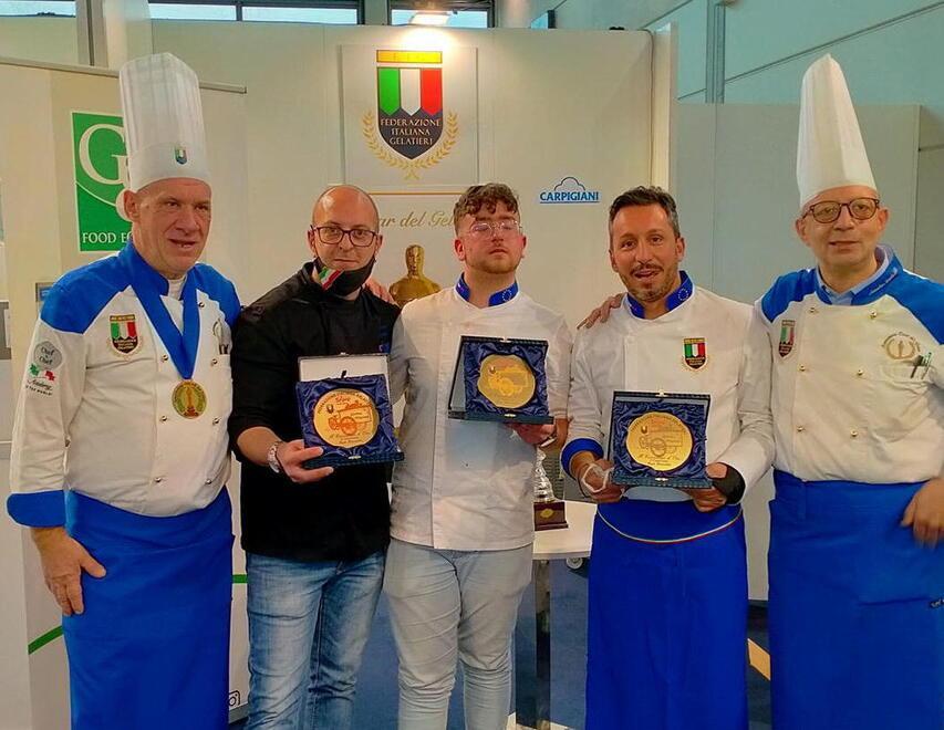 Riccardo Ciaccio, secondo da destra e titolare del “Gelato di Cloe”, premiato dai colleghi