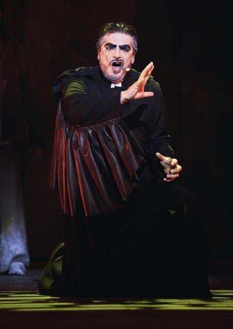 Vittorio Matteucci nei panni di Frollo in “Notre Dame de Paris”