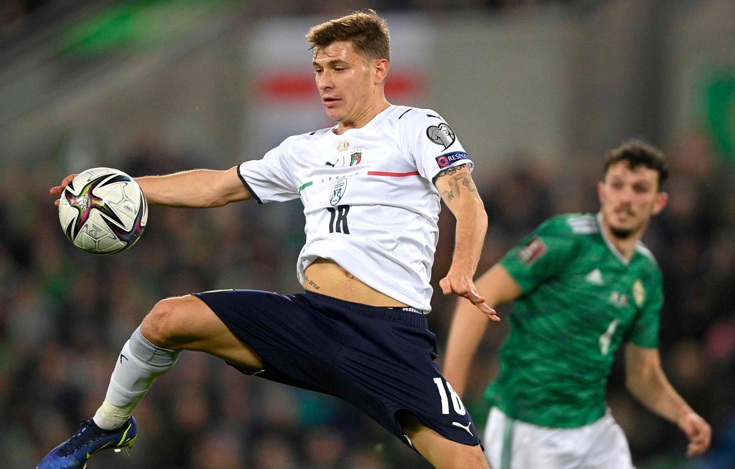 Il cagliaritano Barella in azione con la maglia della nazionale