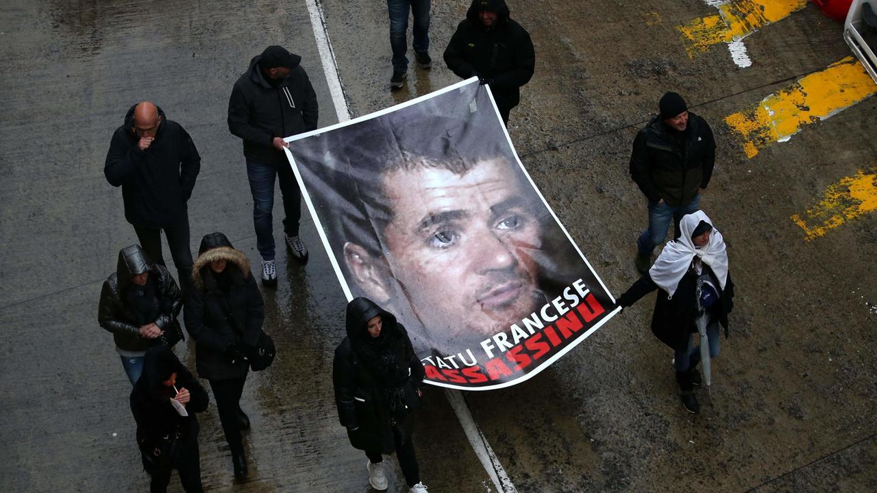Una manifestazione in Corsica dopo la morte di Yvan Colonna in carcere