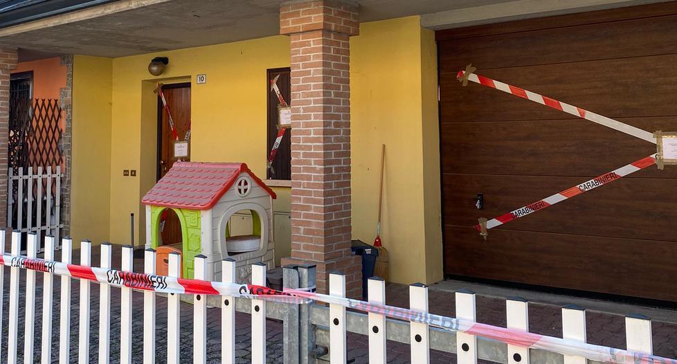 Delitto, la figlia ferita alla costola ha cercato di salvare la mamma 