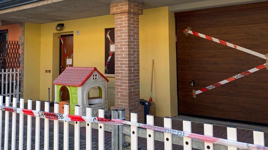 Delitto, la figlia ferita alla costola ha cercato di salvare la mamma
