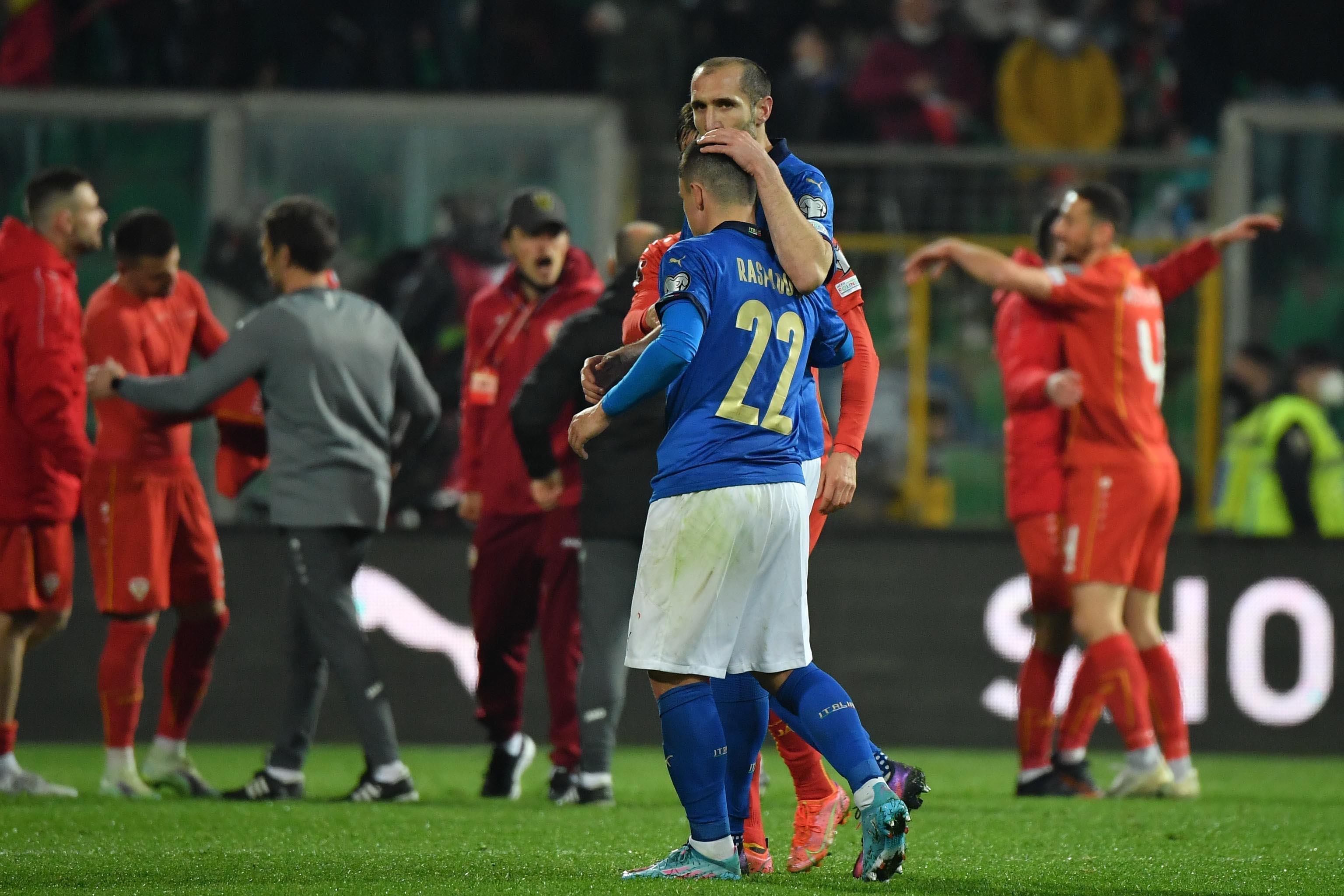 Il capitano della nazionale italiana di calcio, Giorgio Chiellini, si abbraccia con l'attaccante Giacomo Raspadori: non ci qualifichiamo ai mondiali; ci ha battuto la Macedonia del Nord