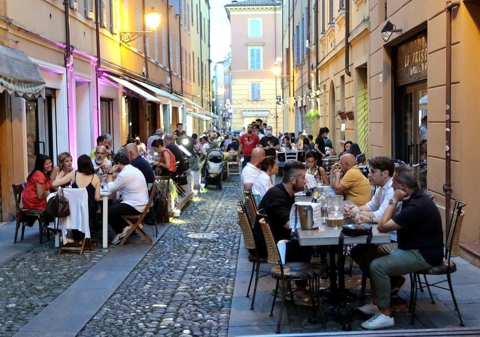 Modena. Tornano dehors e “Tavolini sotto le stelle” Ma ora i locali devono pagare l’occupazione 