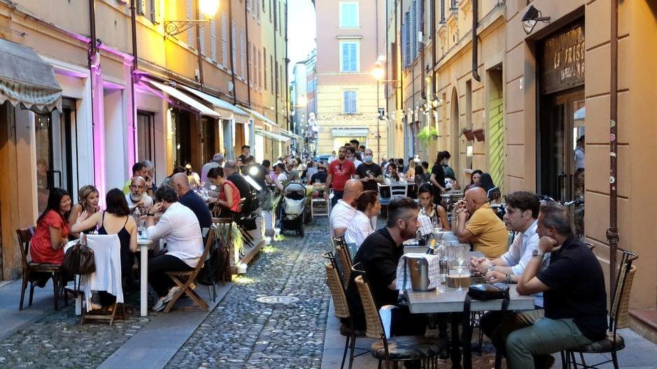 Modena. Tornano dehors e “Tavolini sotto le stelle” Ma ora i locali devono pagare l’occupazione