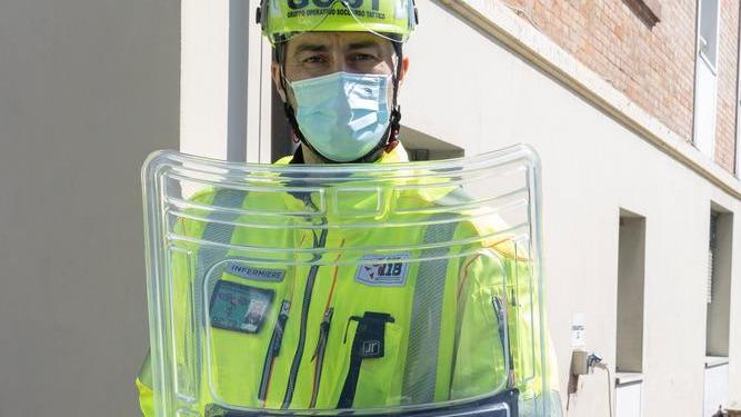 Modena. Con scudo, casco e maschera antigas: sono i sanitari che operano in prima linea