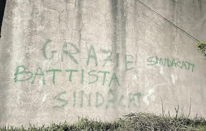 La scritta apparsa sul muro della casa della suocera di Cualbu