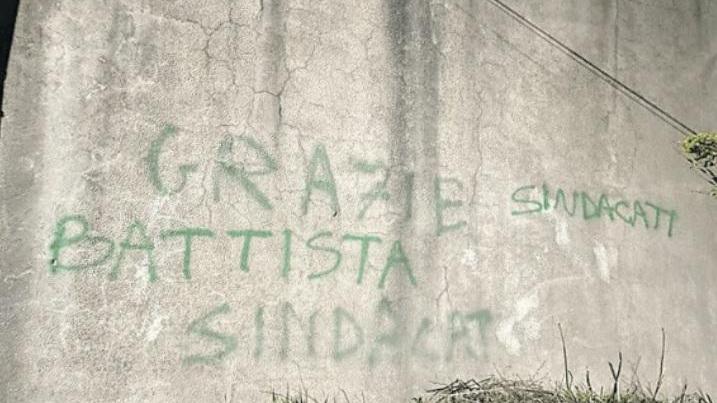 La scritta apparsa sul muro della casa della suocera di Cualbu