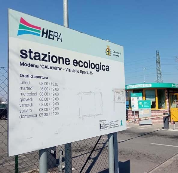 Modena, l'isola ecologica Calamita  di Hera “assediata” dalla gang dei rifiuti 