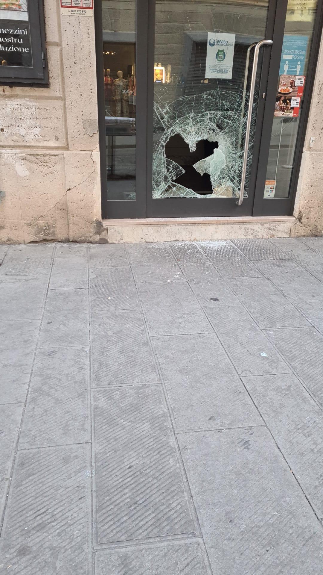 La vetrata rotta al Caffè Il Corso