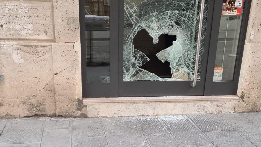 La vetrata rotta al Caffè Il Corso