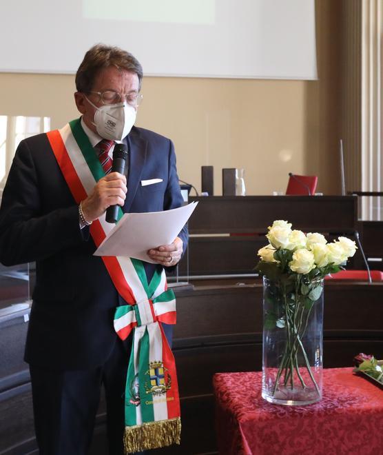 Modena Mafie: 12 rose bianche in consiglio comunale per le donne uccise 