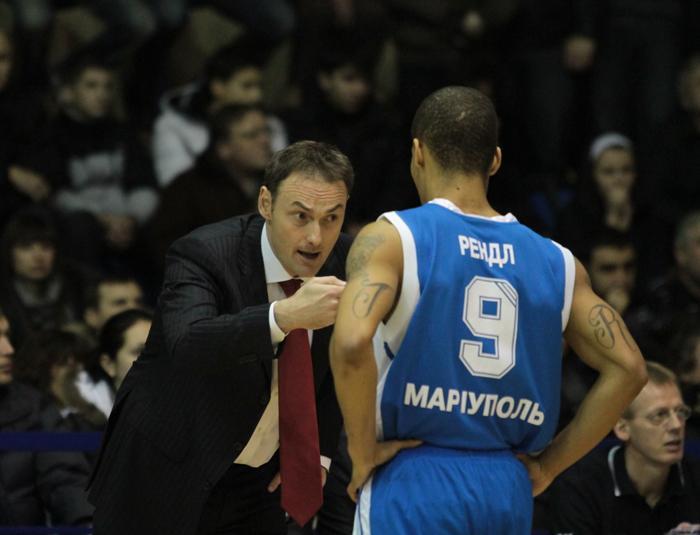Luca Bechi nel 2012 alla guida della squadra di basket di Mariupol, con cui vinse lo scudetto