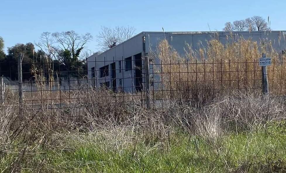 Area artigianale, via il degrado Giù l’ecomostro sotto le mura 